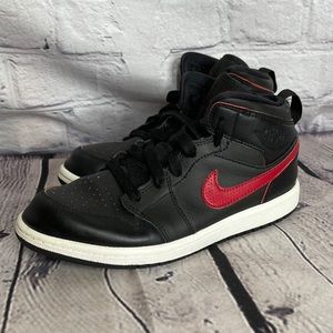 Nike Air Jordan Retro 1 MID Black Red Basketball
